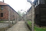 Проход между лагерем и территорией, где находился один из крематориев — Аушвиц-I