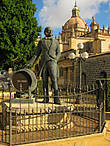 и рядом стоит памятник Manuel María González Angel, основателю предприятия.