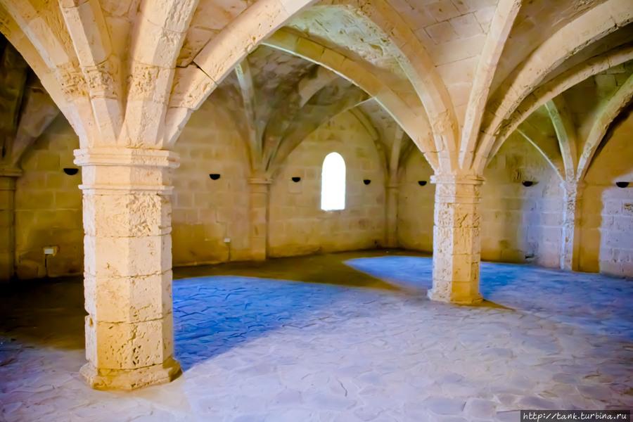 В такую жару очень приятно спуститься в прохладные аббатские помещения. Кирения, Турецкая Республика Северного Кипра