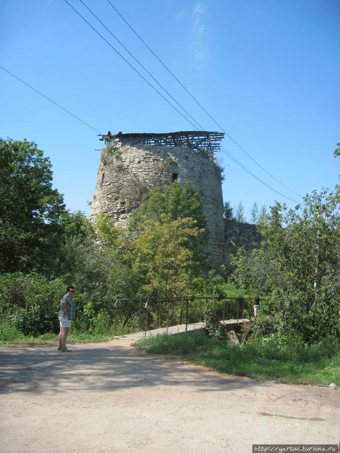 Переехав реку Шелонь в Порхове через мост, слева по ходу движения присмотрели место для стоянки, как оказалось , напротив Средней башни крепости.