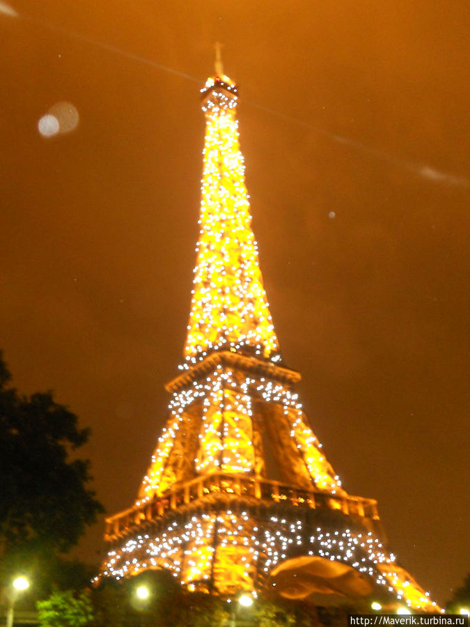 Вечерняя подсветка башни включается на несколько минут каждый час. Париж, Франция
