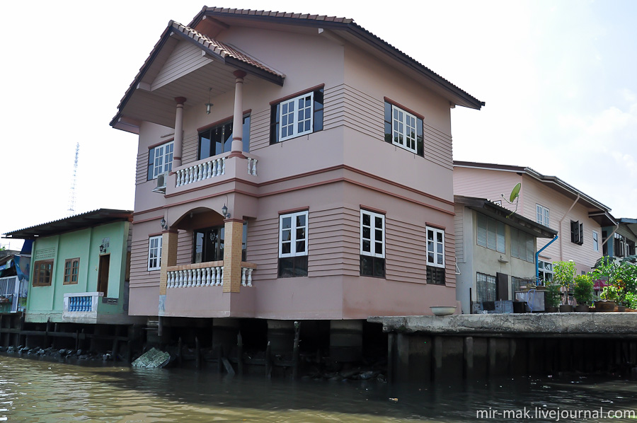 Ближе к реке, то есть, в более престижном районе, встречаются, конечно, дома и побогаче. Бангкок, Таиланд