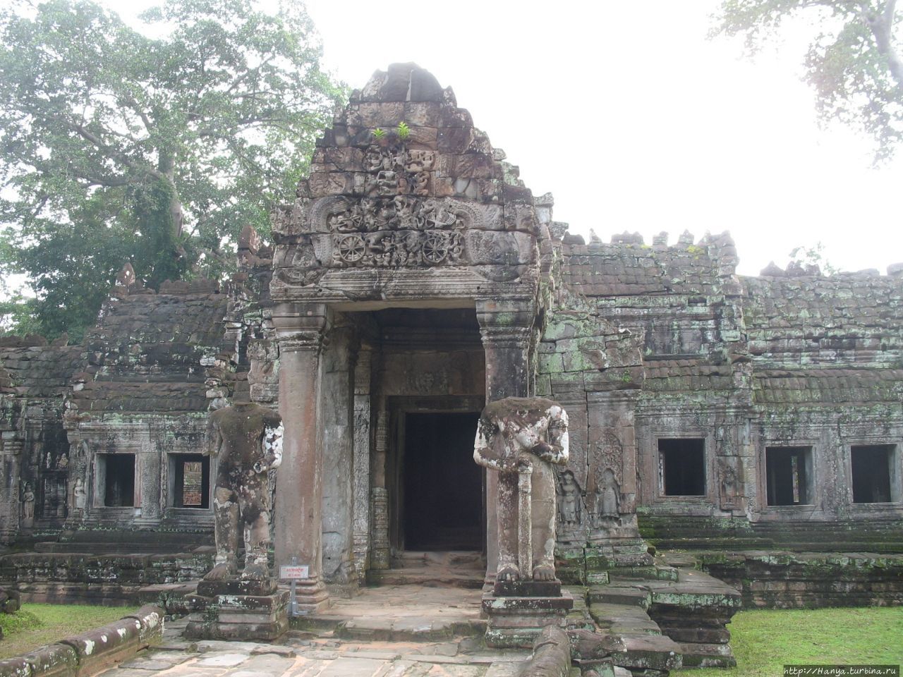 Вход в центральное святилище храма Пре-Кхан