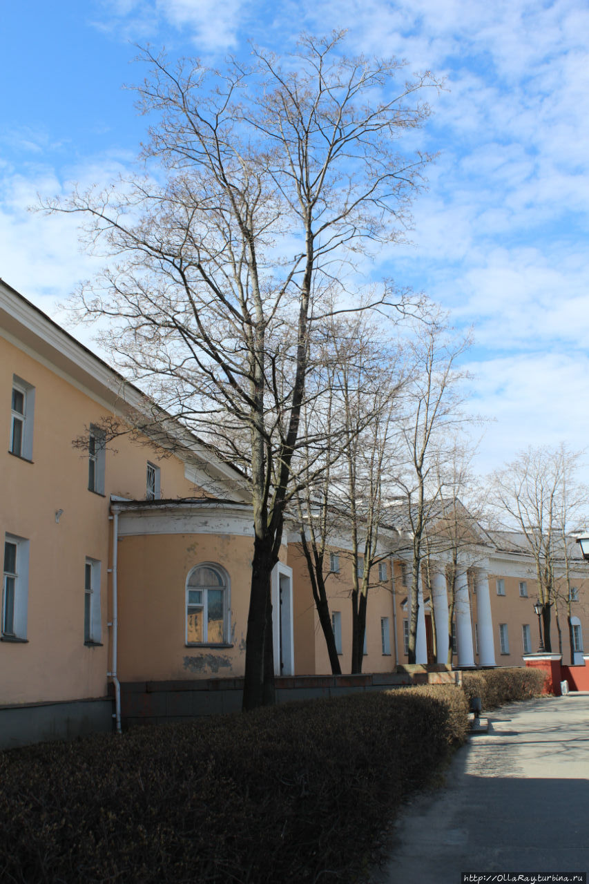 В южном здании (полукружии) располагался дом губернатора. Сейчас здесь Национальный музей Карелии. Петрозаводск, Россия
