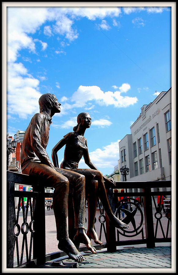 Автор: София Прохоренко, Александр Рябов 
Бронза, литьё. 
Высота: 2 м. 
2006 г. 

По замыслу автора композиции Софии Прохоренко, влюбленная парочка сидит рядом друг с другом на скамейке и задумчиво смотрит в небо. При этом они разуты, а их обувь стоит за скамейкой. По замыслу автора, обувь – помеха влюбленным, чтобы парить в небесах, поэтому наши герои и сняли их.  

Через 2 года (в 2008г.) местные тёмные личности эту обувь похитили. Дважды. В апреле 2008 года ноги приделали женским десяти килограммовым туфелькам. Позднее, уже в декабре, вандалам приглянулись модные кроссовки молодого человека. Ещё бы, ведь это была практически точная копия популярной модели кроссовок известного производителя спортивной обуви.