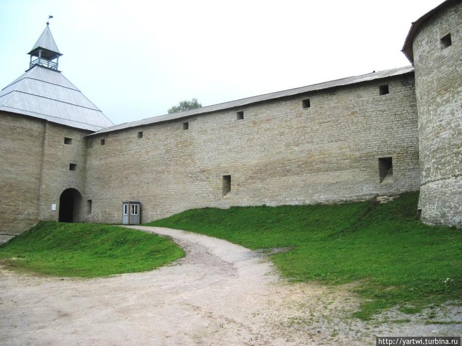 Обратите внимание на конструкцию входа в крепость: Старая Ладога, Россия