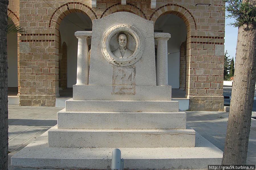 Памятник Филиосу Занеттосу / Bust Filios Zanettos
