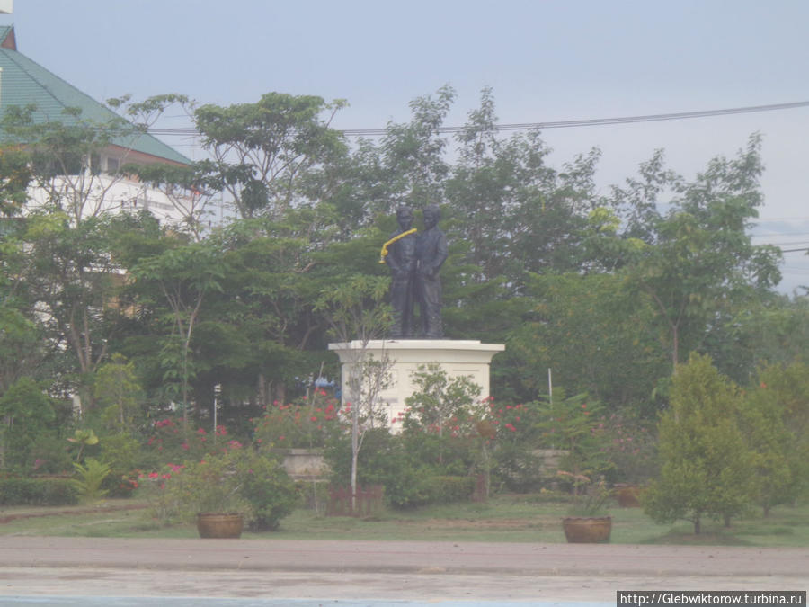 Памятник Сиамским близнецам / Siam Twins monument