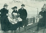Принц Христофор, принцесса Мария и принц Андрей позируют. Справа от них с букетом цветов — Перикл Иоаннидес. (Фото из Интернета)