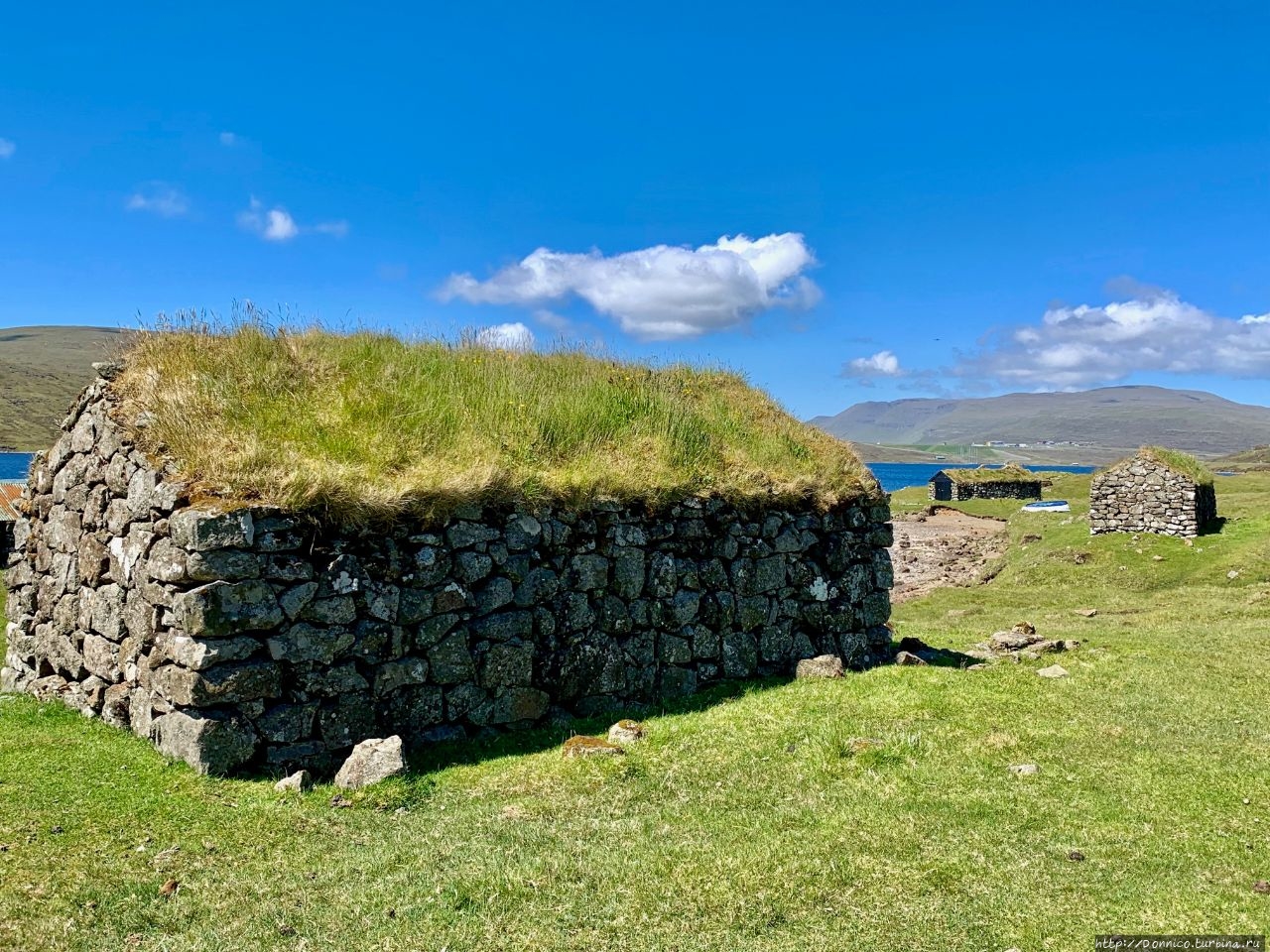 Традиционные фарерские домики с травяной крышей / Traditional Faroese houses with grass roof