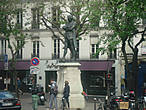 Памятник Мольеру, взирающему на здание Камеди Францез, скончавшемуся в его стенах после одного из спектаклей.