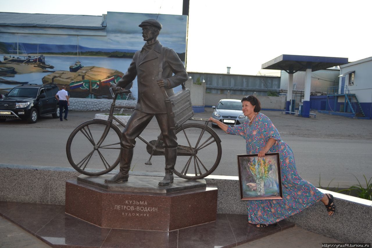 Памятник Петрову-Водкину с велосипедом Хвалынск, Россия