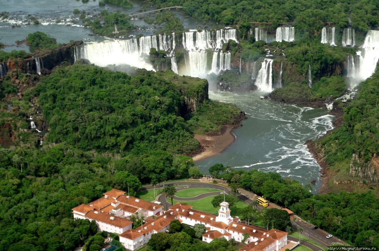 Природные воды бразилии. Игуасу (национальный парк, Бразилия). Водопады Игуасу Аргентина Бразилия. Нац парк Игуасу Аргентина. Национальный парк Игуасу водопады.