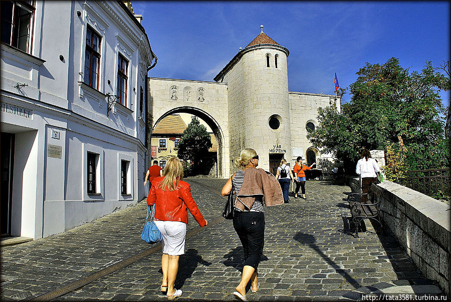 Вход в старинный город через ворота Героев. Веспрем, Венгрия