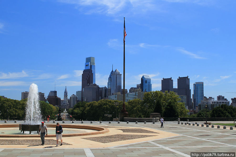 Вид на даун-таун Филадельфии с эспланады перед музеем.