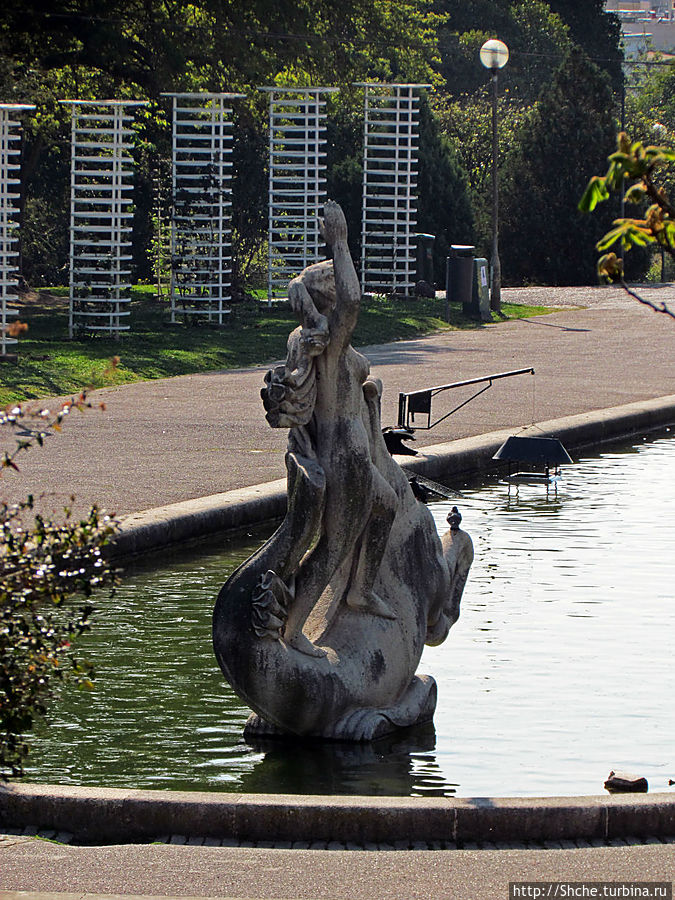 Пройдемся вниз по левой стороне. слева видны кафе и озера со скульптурами Лиссабон, Португалия