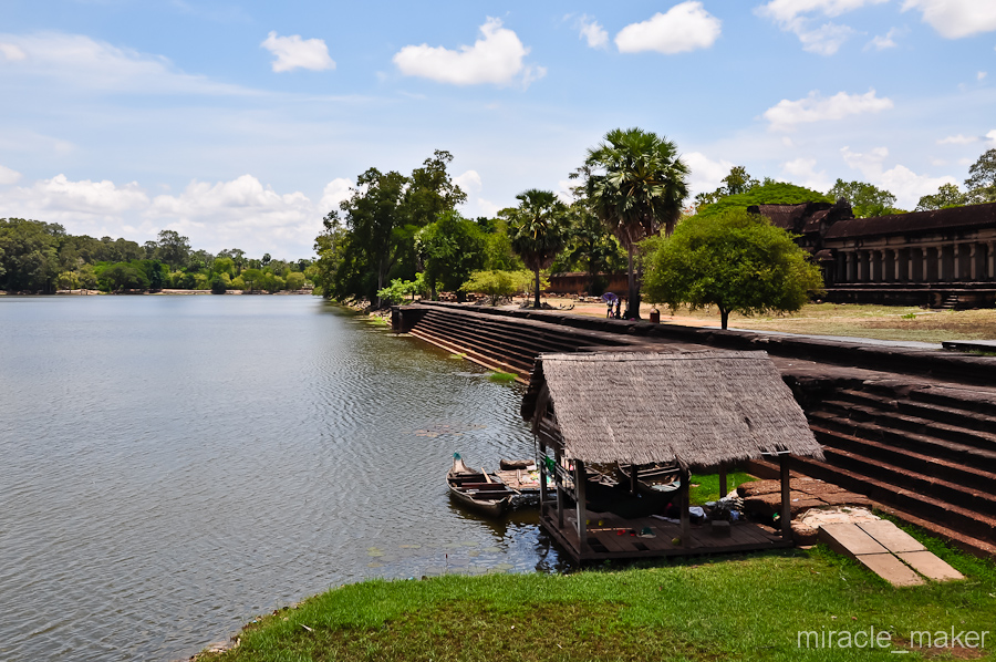 По периметру всего храма расположен ров шириной 190 метров. Ангкор (столица государства кхмеров), Камбоджа