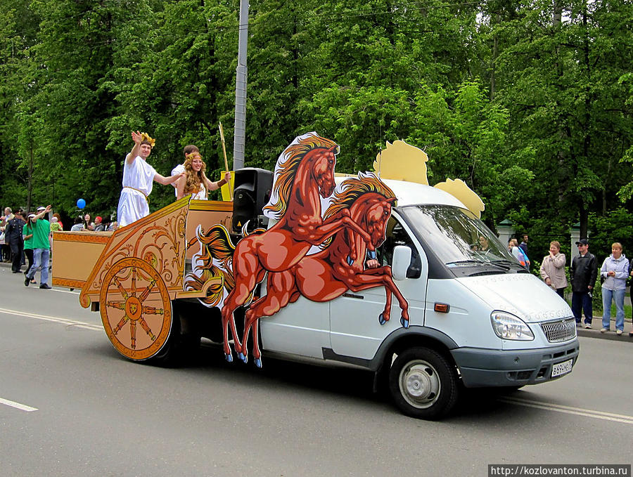 Квадрига с Олимпийскими богами — это генеральный партнер карнавала Сбербанк России. Томск, Россия