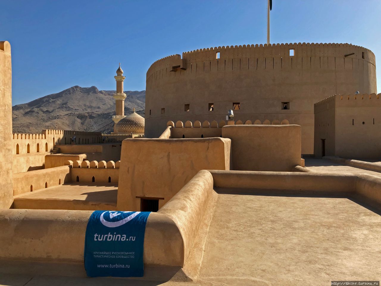 Крепость Низвы и виды с нее на старую столицу Омана Низва, Оман