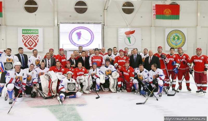 Фото товарищеского матча с участием президента Республики Беларусь Александра Лукашенко в спорткомплексе 