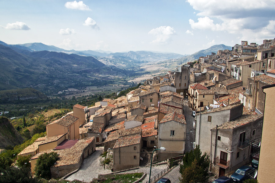 Один из маленьких сицилийских городков в центральном регионе острова — Прицци Сицилия, Италия