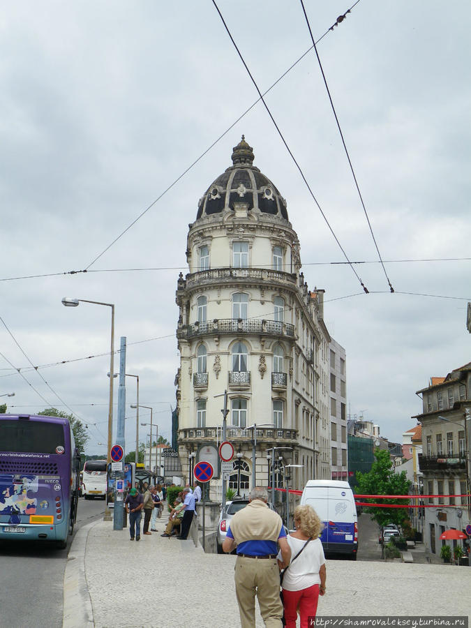 Коимбра. Спускаясь от университета в город Коимбра, Португалия