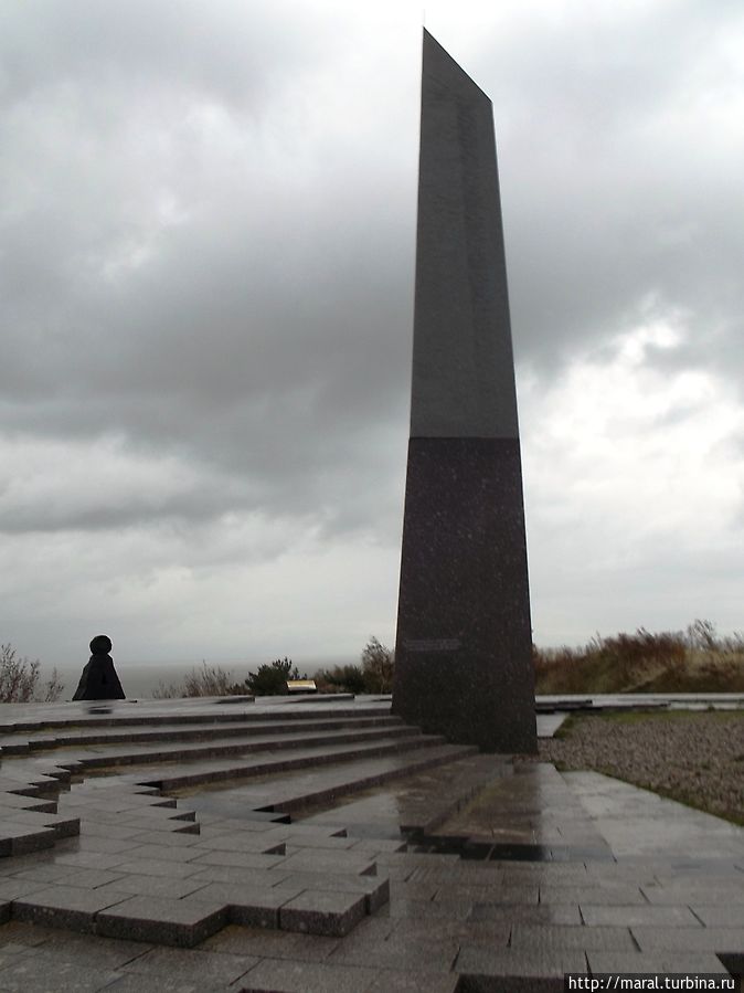 До урагана Анатолий, пронёсшегося 4 декабря 1999 года через Куршскую косу, высота стелы достигала 12 м, восстановленная стела ниже наполовину Неринга, Литва