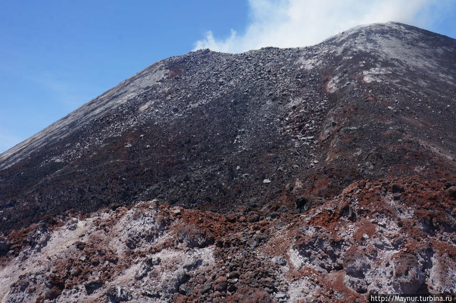 Застывшая  лава,  которая   помогла   возродится   вулкану. Палембанг, Индонезия