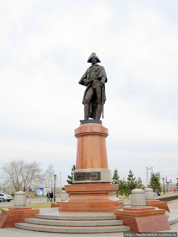 Памятник командору графу Н.П.Резанову, который  по дороге из Америки в Петербург умирает в Красноярске 1 марта 1807 г. в доме капитана-исправника Г.Родюкова. Ныне на месте этого дома — центр 
