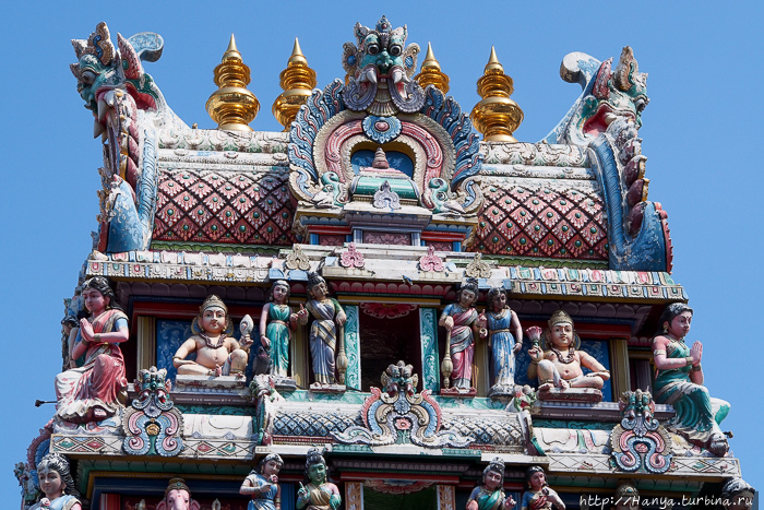 Храм Шри Мариамман Тэмпл. Входная гопура. Фото из интернета