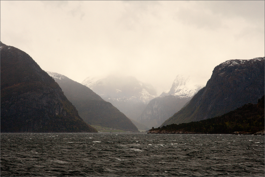 Ну тут и так все понятно, плывем, я бегаю с кормы на нос фотографируя все подряд.