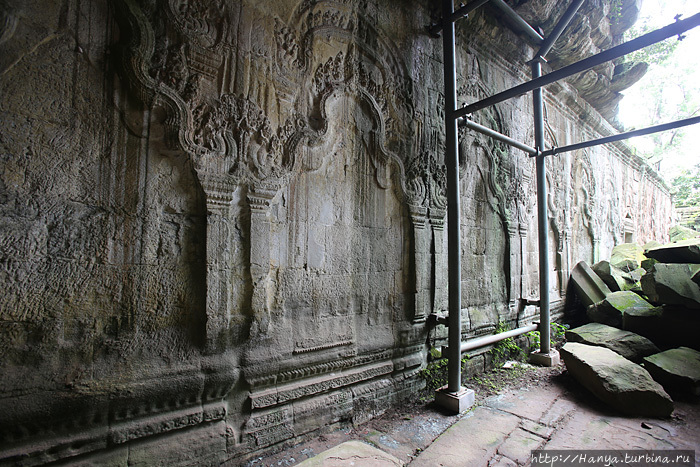 Ниши, в которых ранее были буддийские барельефы, сбитые в период правления Джаявармана YII, в пик борьбы с буддизмом. Фото из интернета