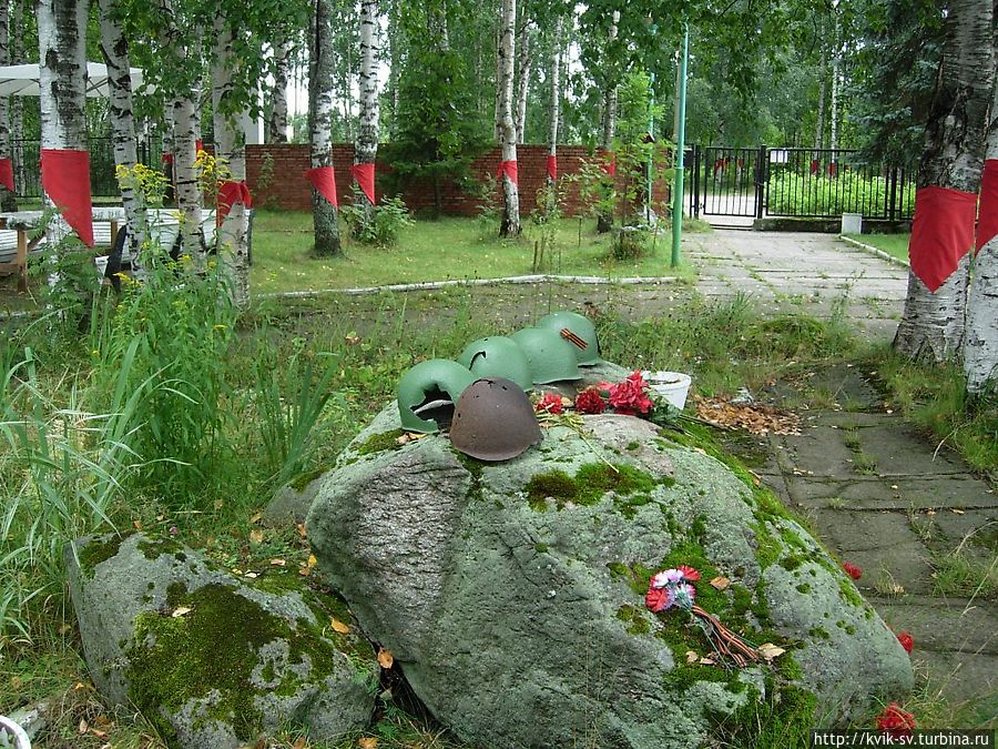 Каски солдат, с далеких тех времен, на камне памятью лежат Санкт-Петербург и Ленинградская область, Россия