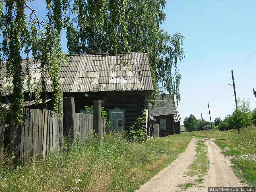 Дальше мы пока не рискнули ехать, и посетили жилую еще пока деревню-починок Лебедевский-Соколовский