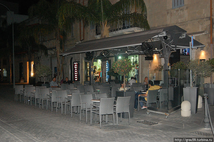 Площадь Эрму Ларнака, Кипр