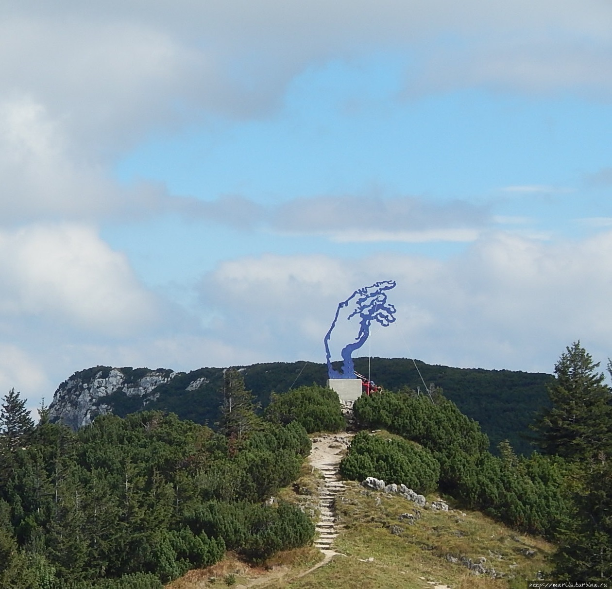 Работа современного художника Ангерера-младшего Рука Адама на горе Раушберг. 6-метровая Рука указывает на юг, в сторону Рима Рупольдинг, Германия