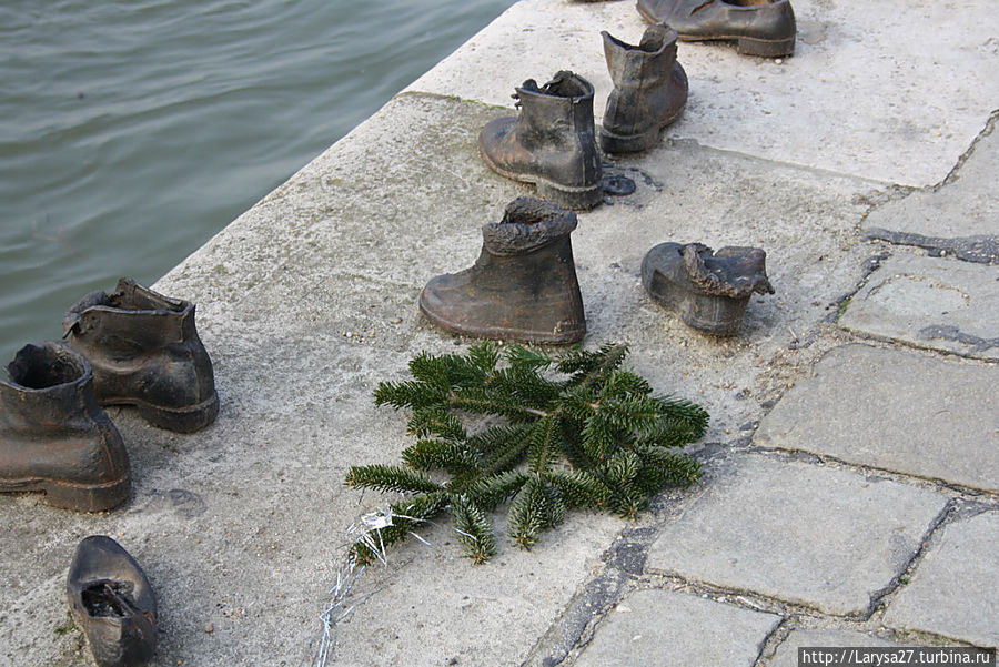 Памятник жертвам холокоста на берегу Дуная, где было расстреляно и сброшено в реку около 10 тыс. евреев.