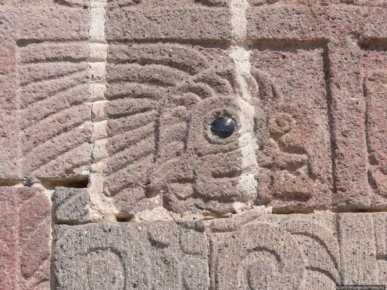Птица кетцаль с обсидиановым глазом. Из интернета Теотиуакан пре-испанский город тольтеков, Мексика