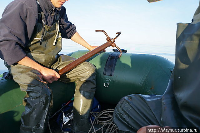 С  помощью  такого  якоря  при  очередной  смене  места  лова, мы случайно зацепили  браконьерскую  сеть, поставленную  на краба. Южно-Сахалинск, Россия