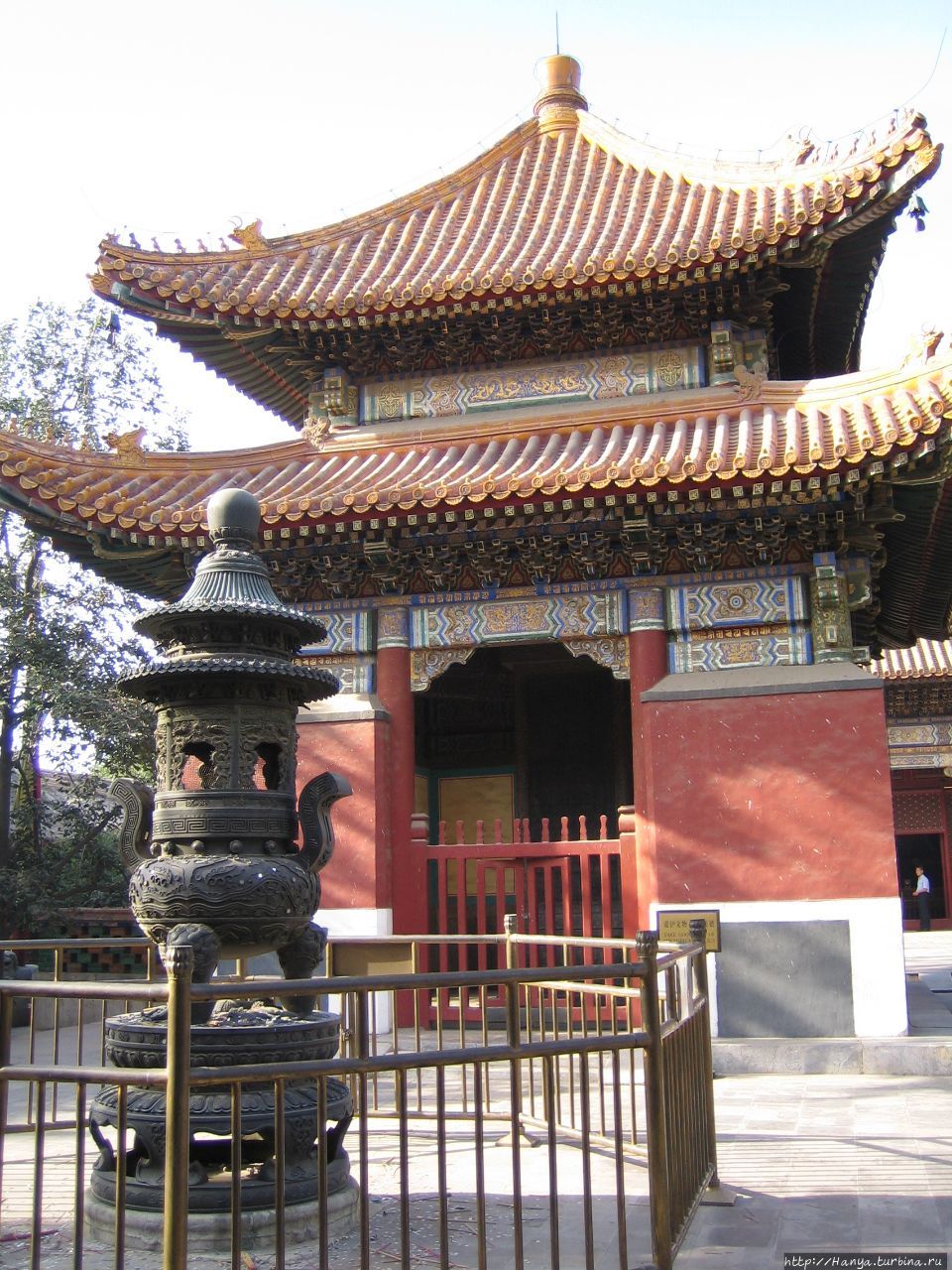 Храм Юнхэгун.  Курительница Пекин, Китай