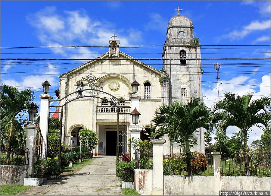 Церковь городка Билар. От нее до нашего кемпинга мы проходили 3 километра — сущий пустяк. Остров Бохол, Филиппины
