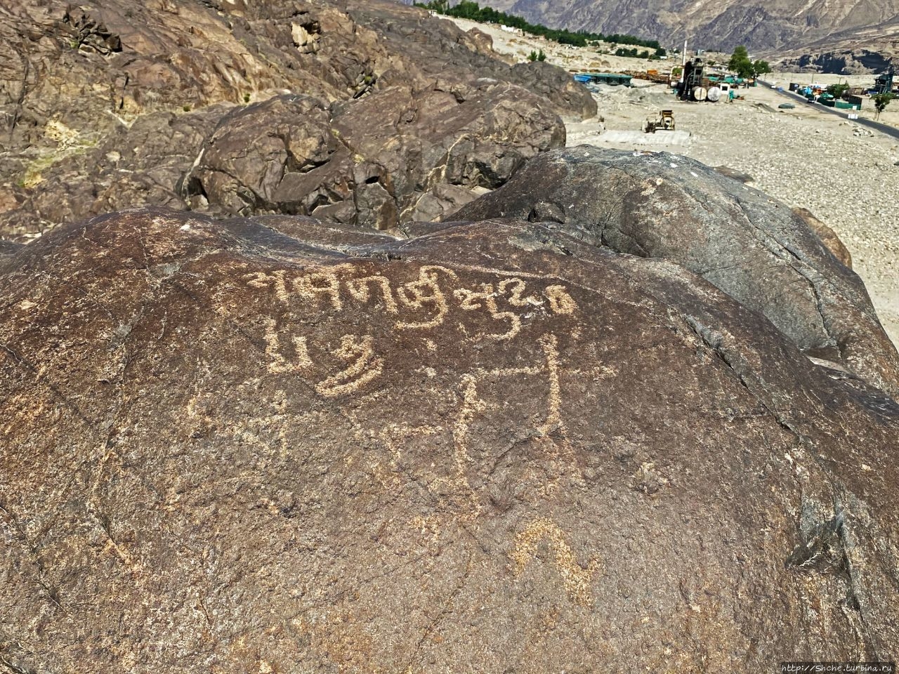 Буддистские петроглифы возле Чиласа Чилас, Пакистан