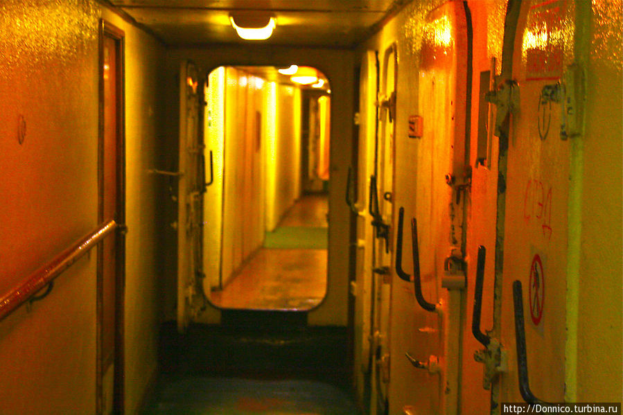 по мере приближения к реакторному отсеку стенки коридоров окрашиваются красным... Мурманск, Россия