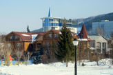 Вид на курорт-отель Беловодье с мини-аквапарком внутри.