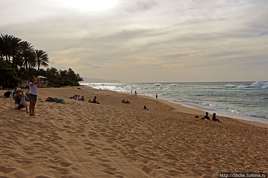 почти бесконечный идеальный пляж, но высота волны ограничивает желание простого купания Кауэла-Бэй, остров Оаху, CША