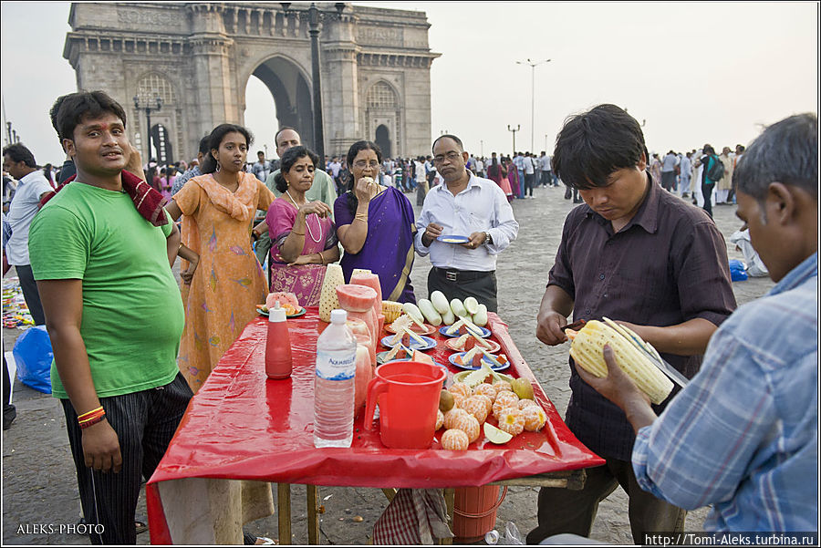 Еще один бизнес — продажа фруктов. Судя по всему, это целая семья наслаждается поглощением витаминов. Возможно, у них какой-то семейный праздник...
* Мумбаи, Индия