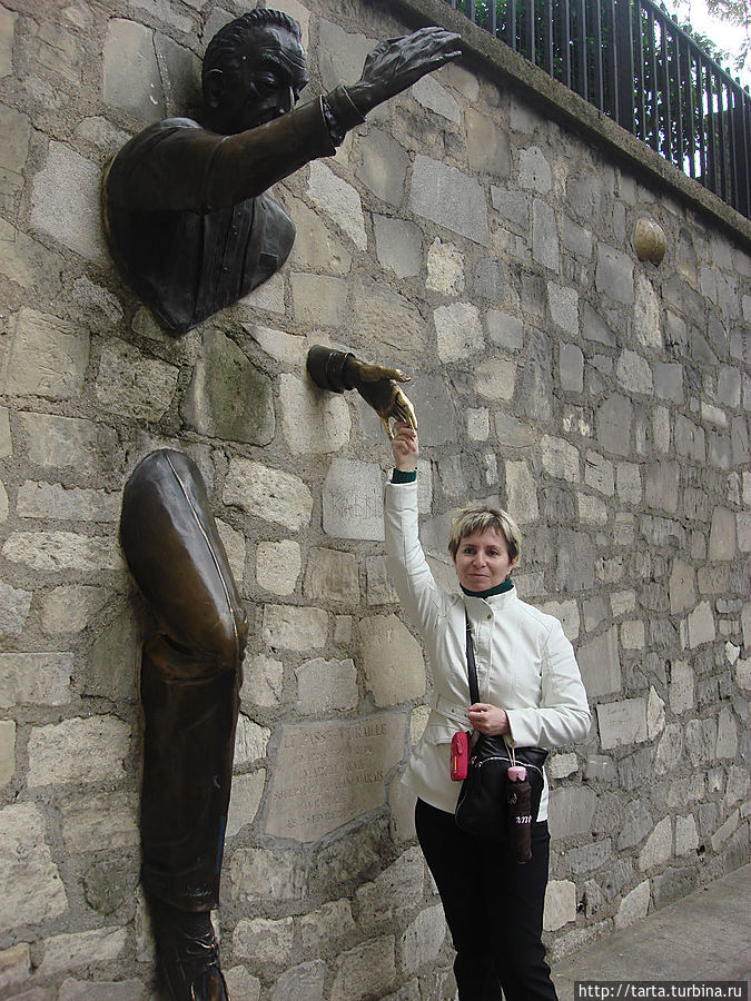 За руку с Человеком, проходящим сквозь стены Париж, Франция