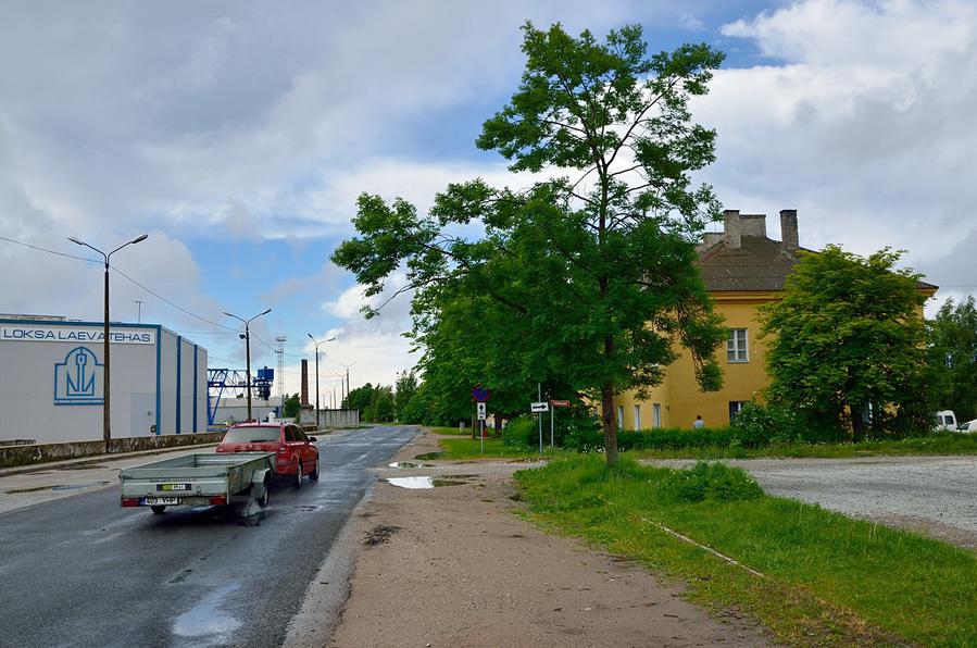 Подъезжаем к градообразующему предприятию — судоремонтному заводу. Локса, Эстония