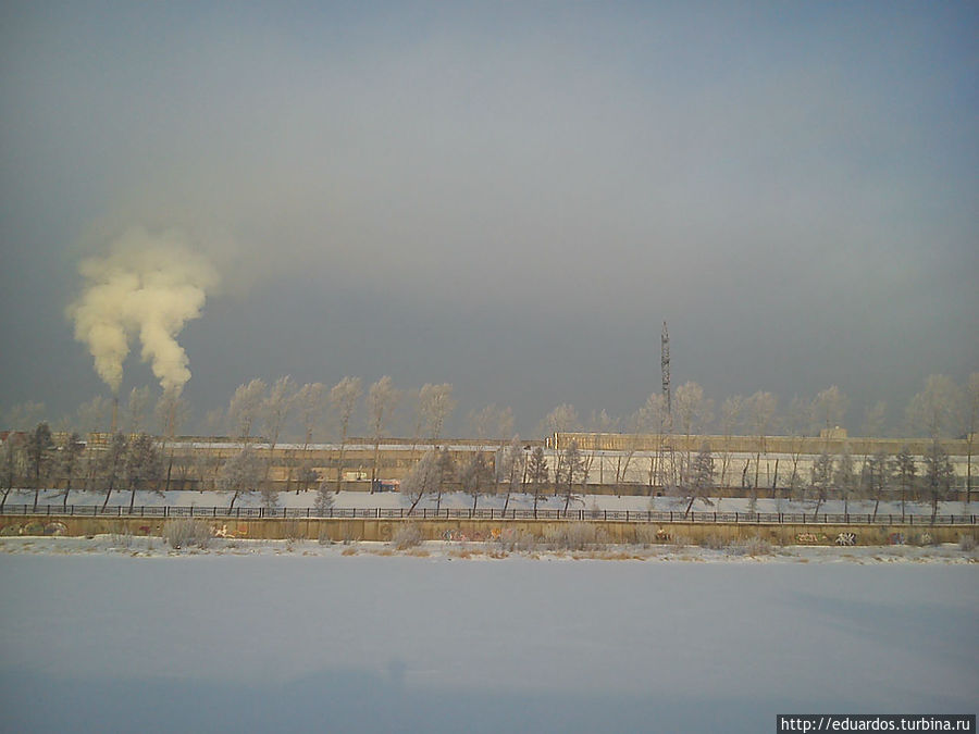 Зимняя набережная ледяного Енисея Красноярск, Россия