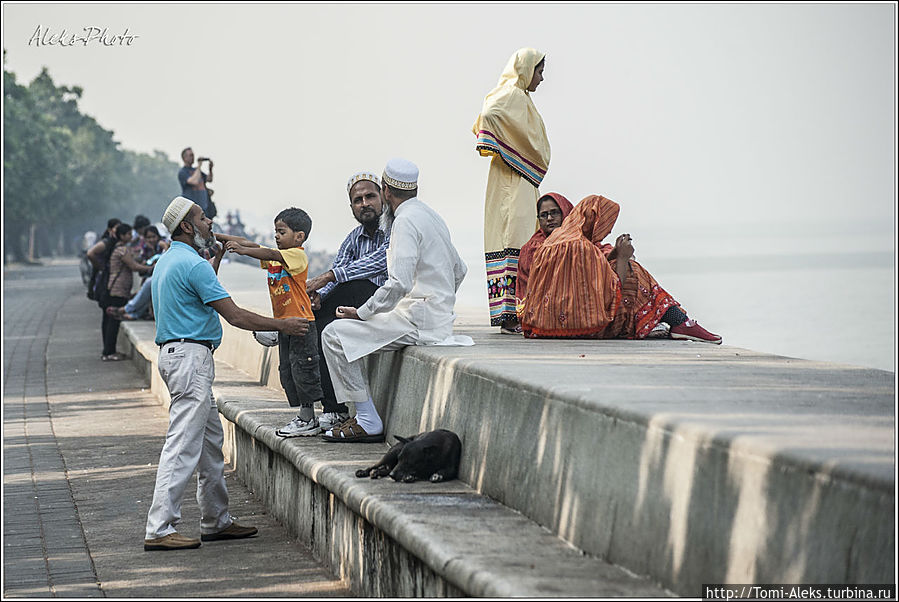 А это — не бедные индийцы на набережной Марин драйв...
*